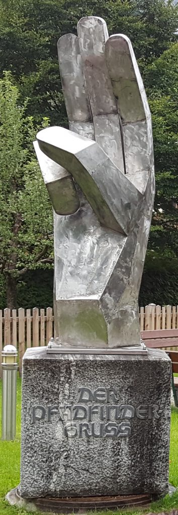 Skulptur aus GroÃŸarl- Pfadfindergruss