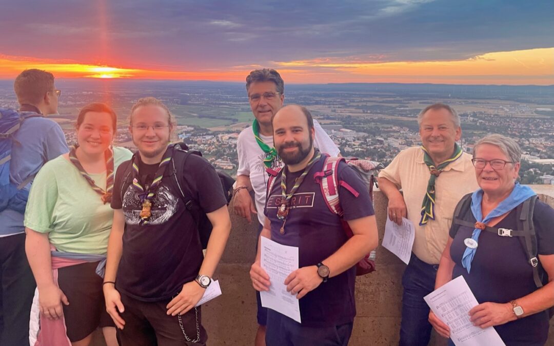 Pfadfinder*innen beim Sonnenaufgang auf dem Harzbergturm am 1.8.2023 (vlnr: Andrea Jenny, Flo Völkerer, Christian Flammer, Lukas Kühschelm, Hannes Rieger, Christl Panstingl). Foto: Pfadfinder-Gilde Bad Vöslau